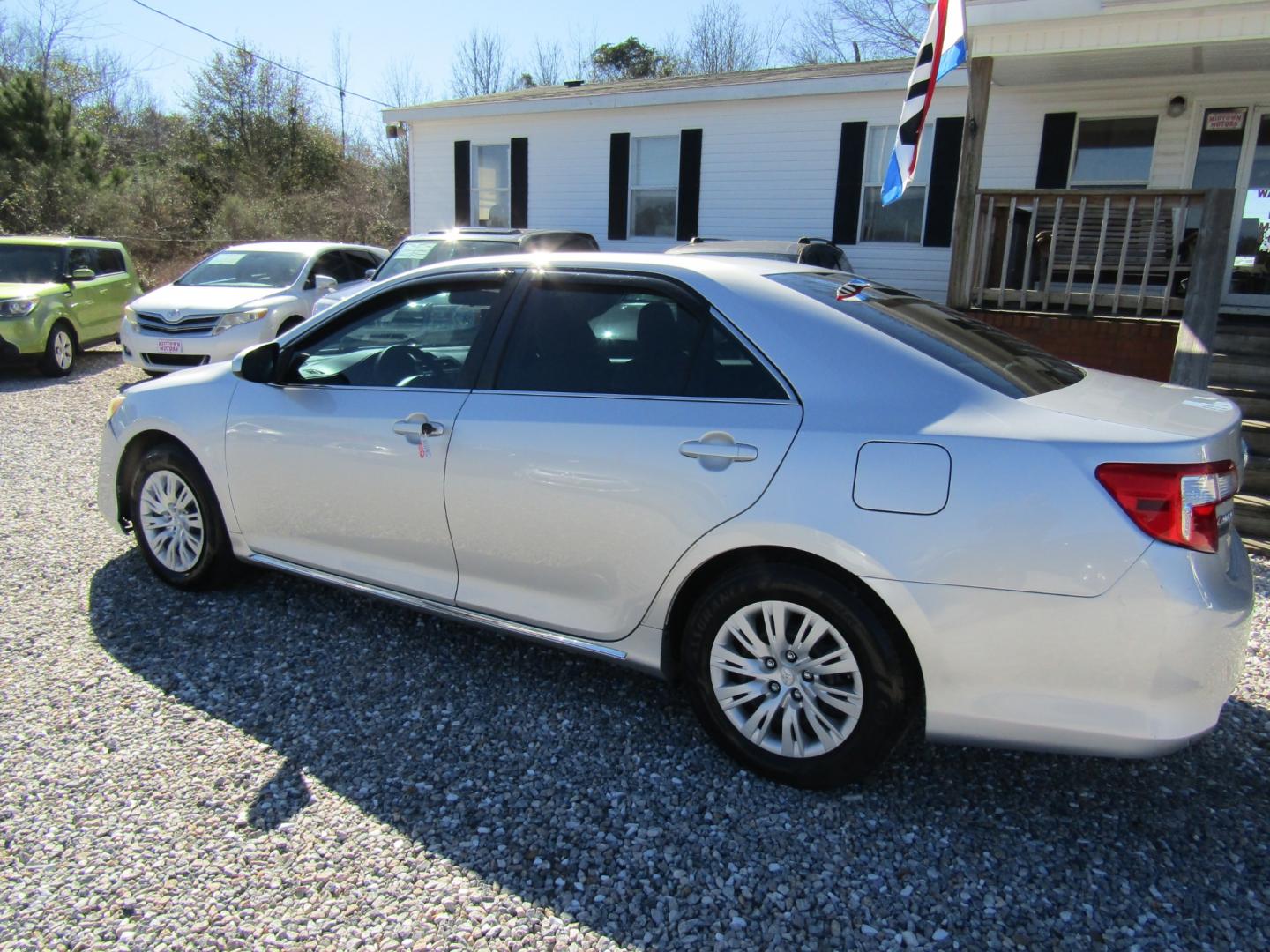 2014 Silver /Gray Toyota Camry LE (4T4BF1FK9ER) , Automatic transmission, located at 15016 S Hwy 231, Midland City, AL, 36350, (334) 983-3001, 31.306210, -85.495277 - Photo#5